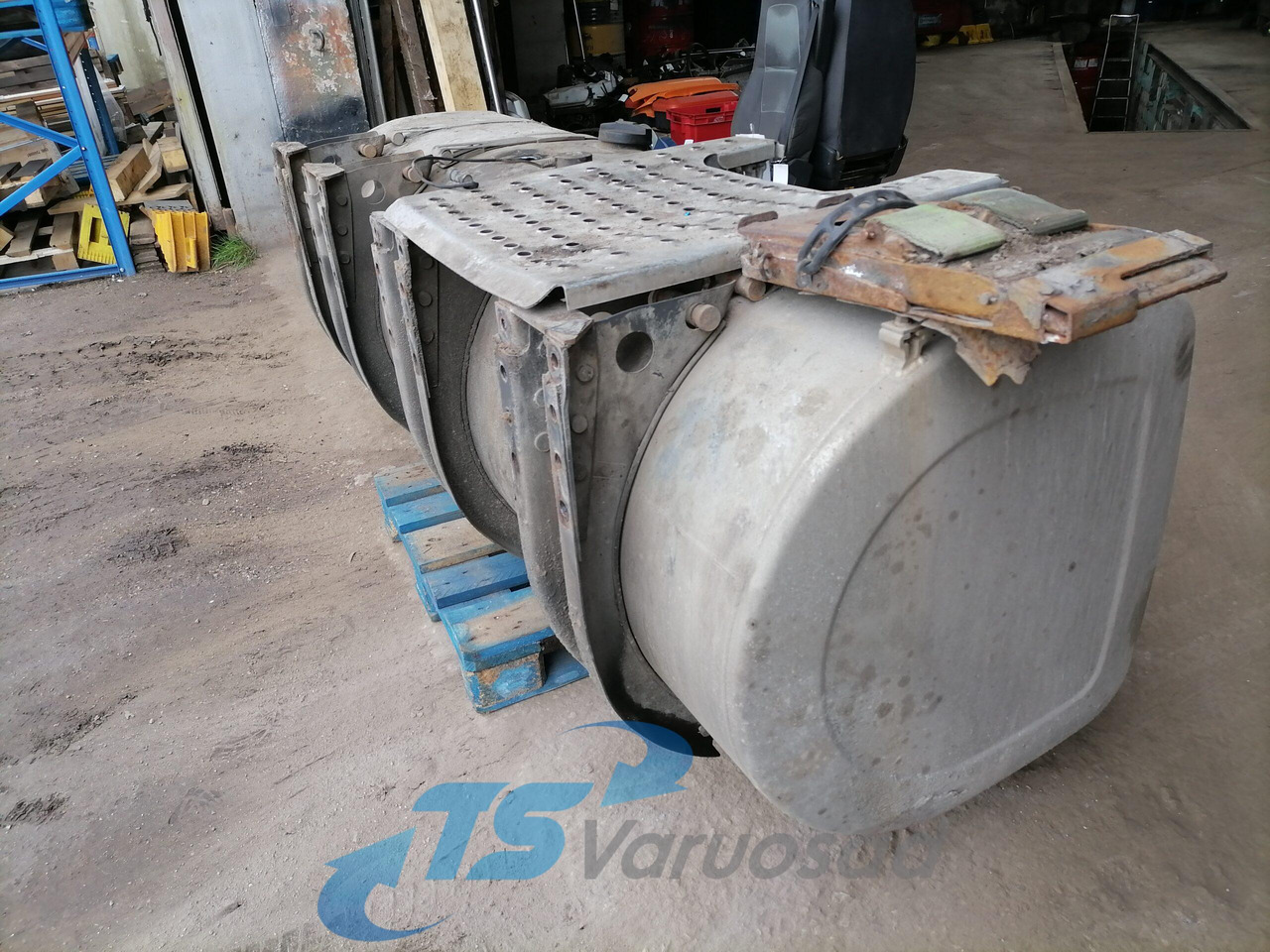 Volvo Kütusepaak 900L 21442022 - Üzemanyag tartály - Teherautó: 3 kép. Volvo Kütusepaak 900L 21442022 - Üzemanyag tartály - Teherautó: 3 kép.