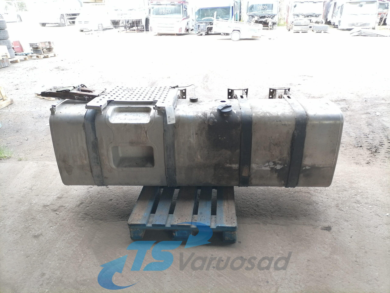 Volvo Kütusepaak 900L 21442022 - Üzemanyag tartály - Teherautó: 4 kép. Volvo Kütusepaak 900L 21442022 - Üzemanyag tartály - Teherautó: 4 kép.