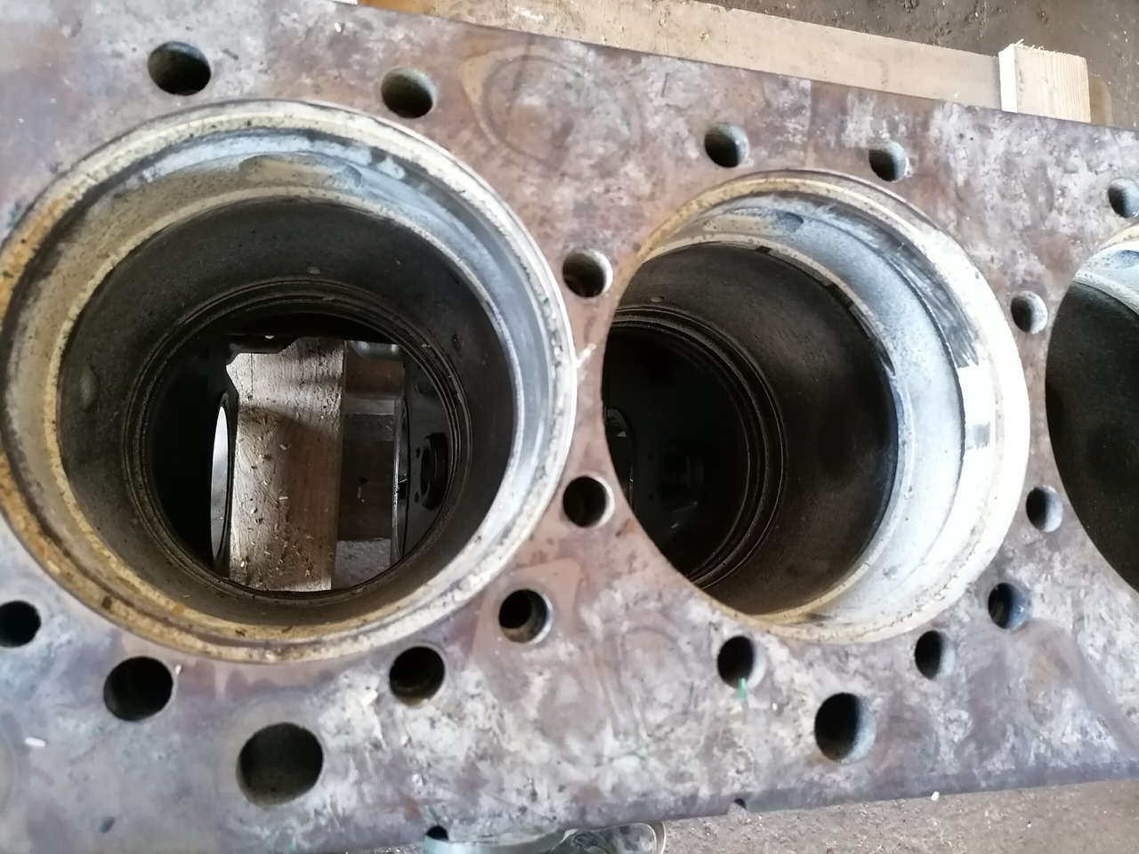 Volvo Mootoriplokk Volvo D13K420 1002133 - Motor és alkatrészek - Teherautó: 5 kép. Volvo Mootoriplokk Volvo D13K420 1002133 - Motor és alkatrészek - Teherautó: 5 kép.