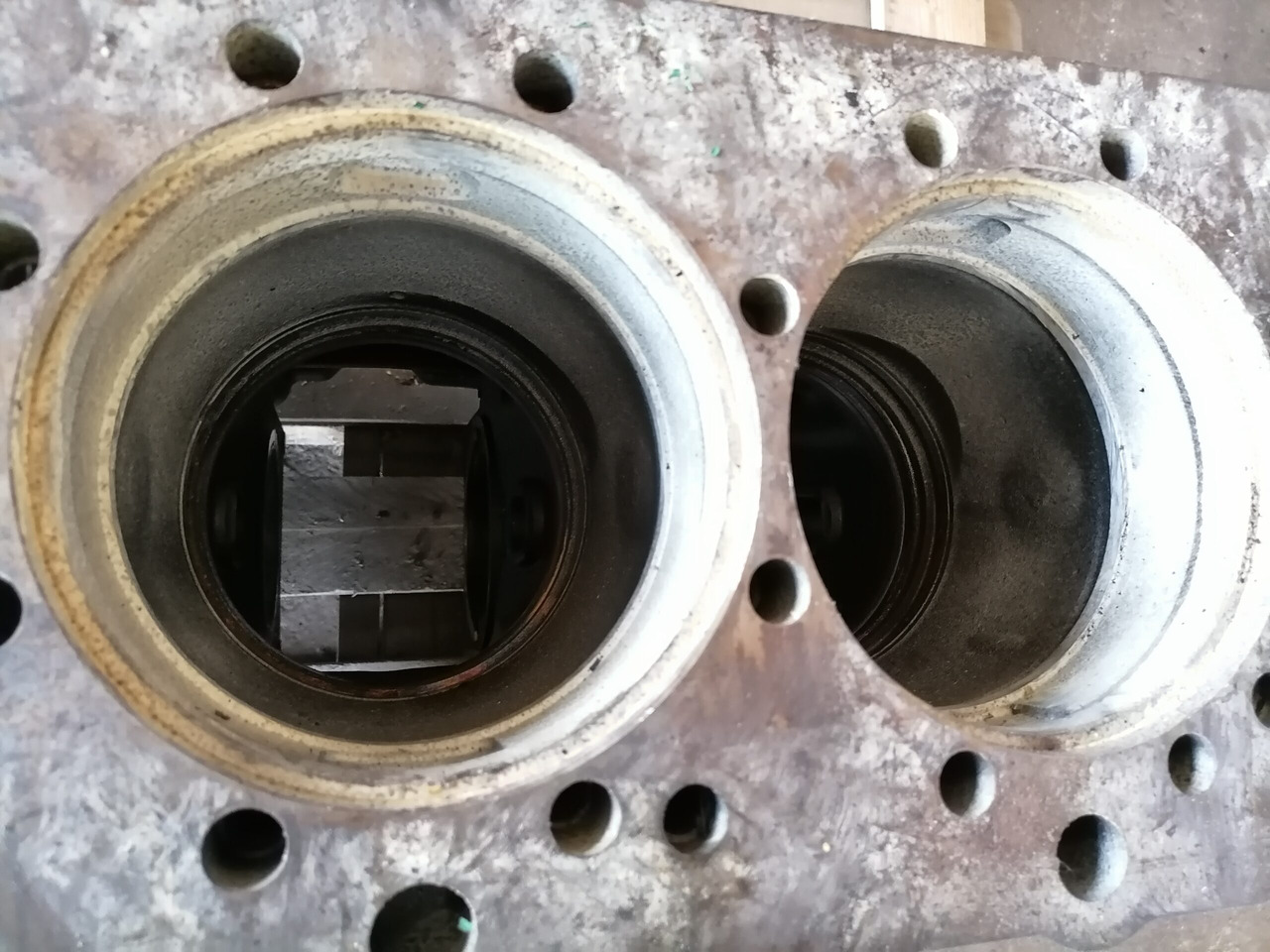 Volvo Mootoriplokk Volvo D13K420 1002133 - Motor és alkatrészek - Teherautó: 4 kép. Volvo Mootoriplokk Volvo D13K420 1002133 - Motor és alkatrészek - Teherautó: 4 kép.