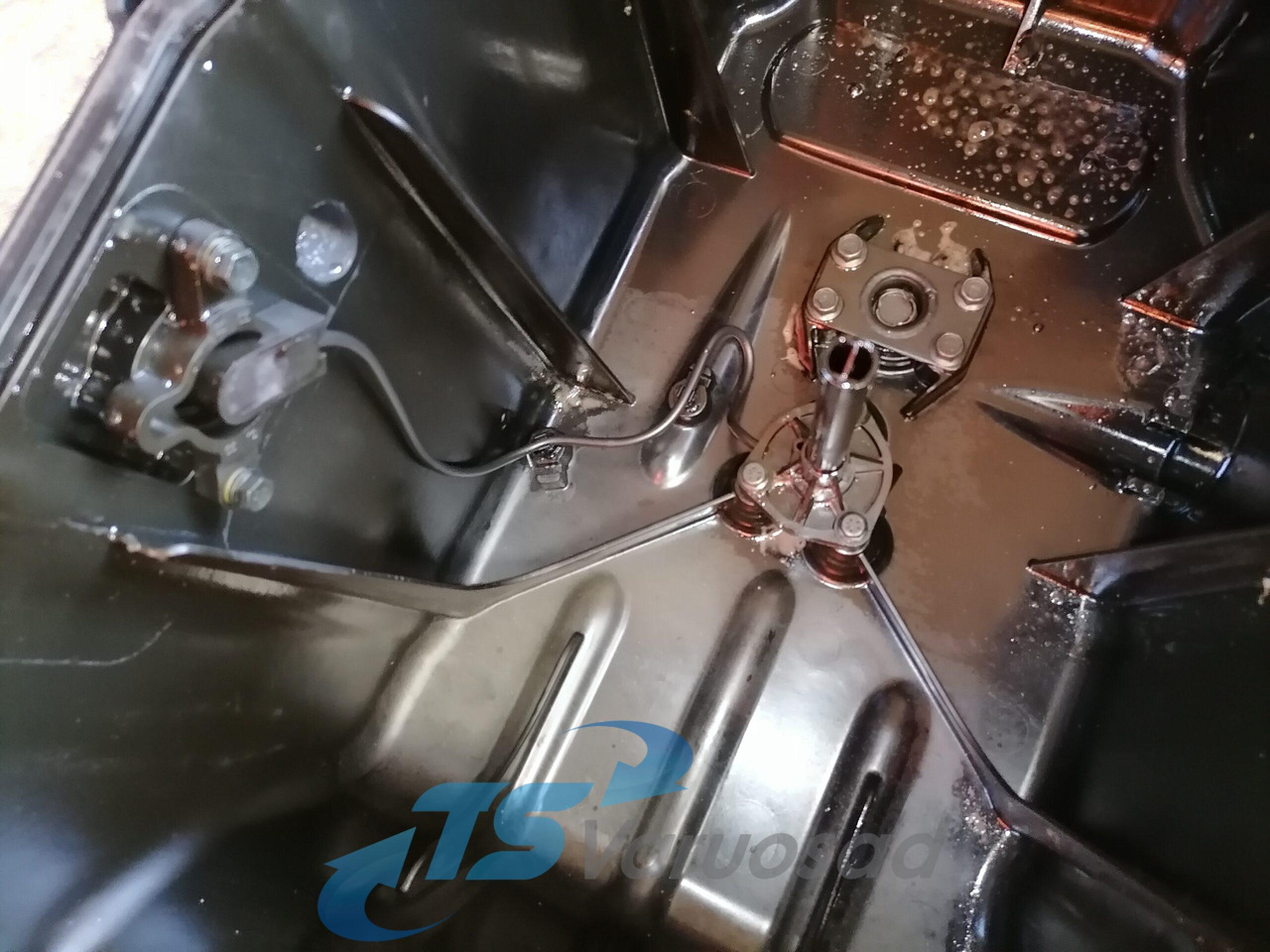 Volvo Oil sump 20493972 - Olajteknő - Teherautó: 4 kép. Volvo Oil sump 20493972 - Olajteknő - Teherautó: 4 kép.