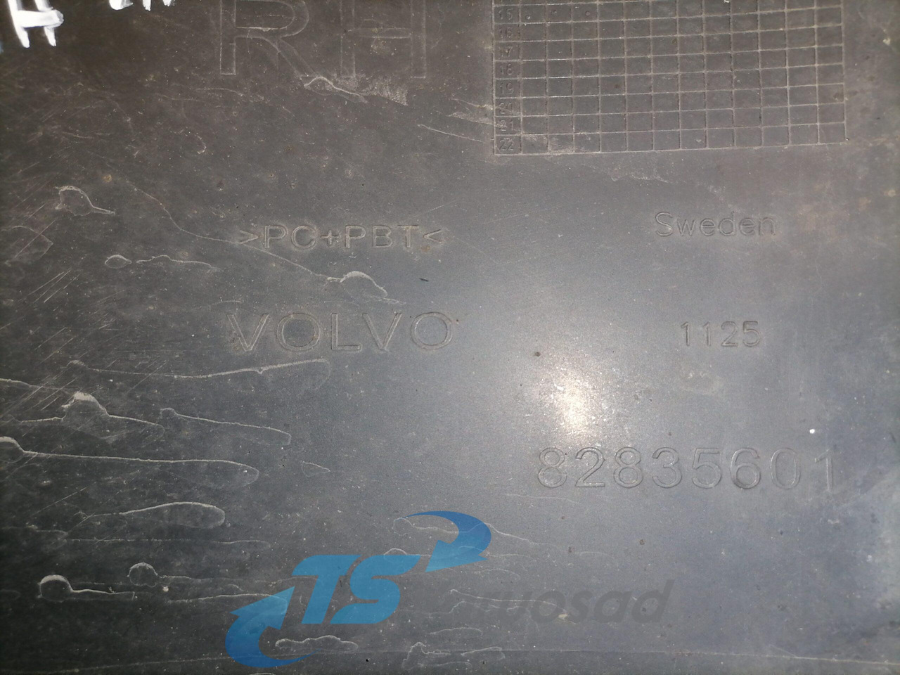 Volvo Plastikdetail 82835601 - Légterelő - Teherautó: 3 kép. Volvo Plastikdetail 82835601 - Légterelő - Teherautó: 3 kép.