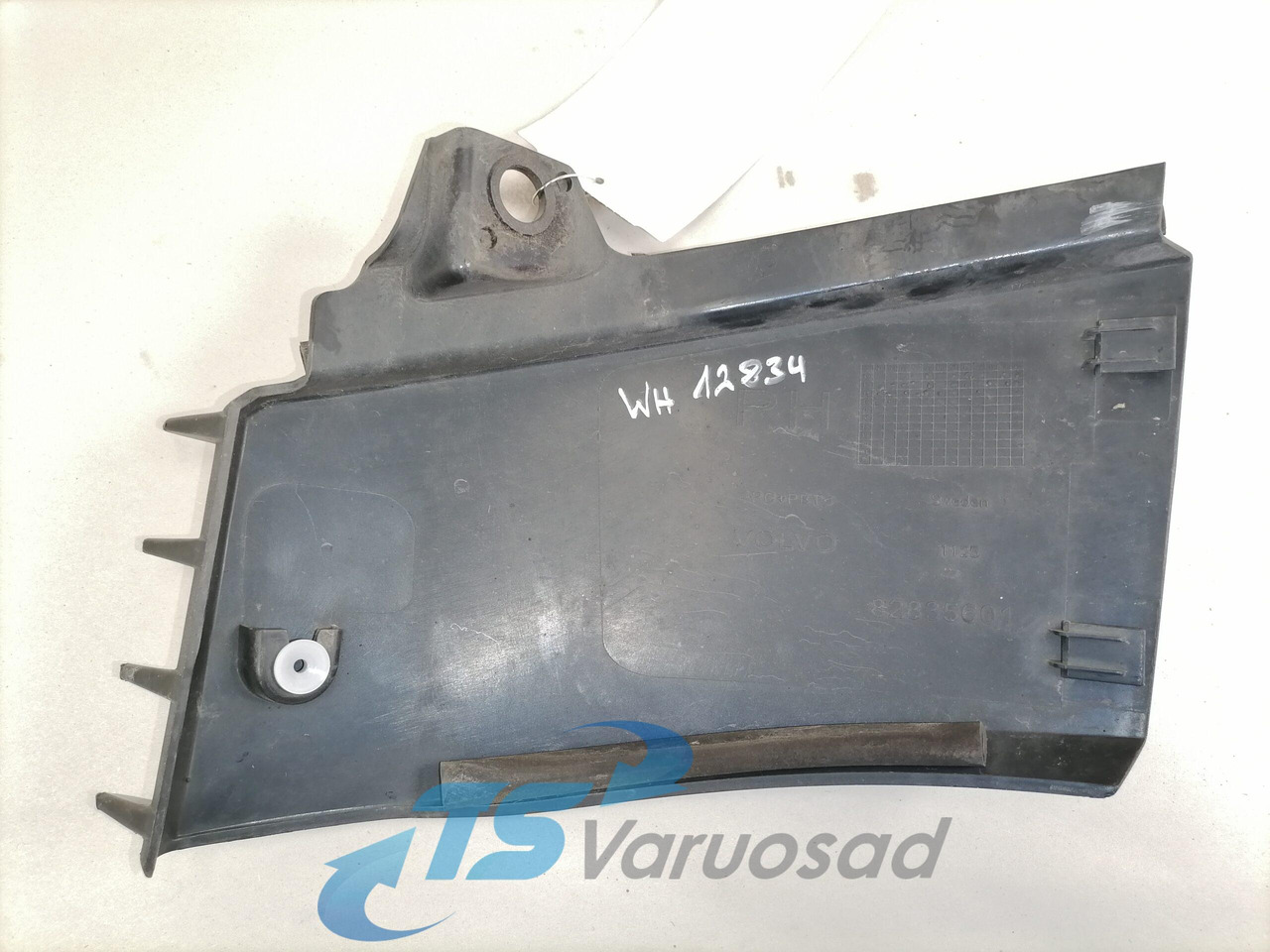 Volvo Plastikdetail 82835601 - Légterelő - Teherautó: 2 kép. Volvo Plastikdetail 82835601 - Légterelő - Teherautó: 2 kép.