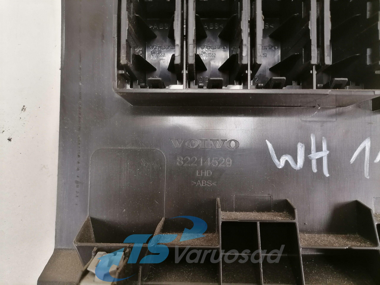 Volvo Salongi plastik 82214529 - Univerzális alkatrész - Teherautó: 3 kép. Volvo Salongi plastik 82214529 - Univerzális alkatrész - Teherautó: 3 kép.