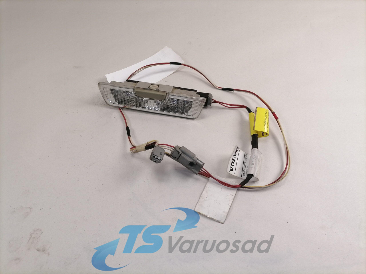 Volvo Salongi valgusti 82151260 - Univerzális alkatrész - Teherautó: 1 kép. Volvo Salongi valgusti 82151260 - Univerzális alkatrész - Teherautó: 1 kép.