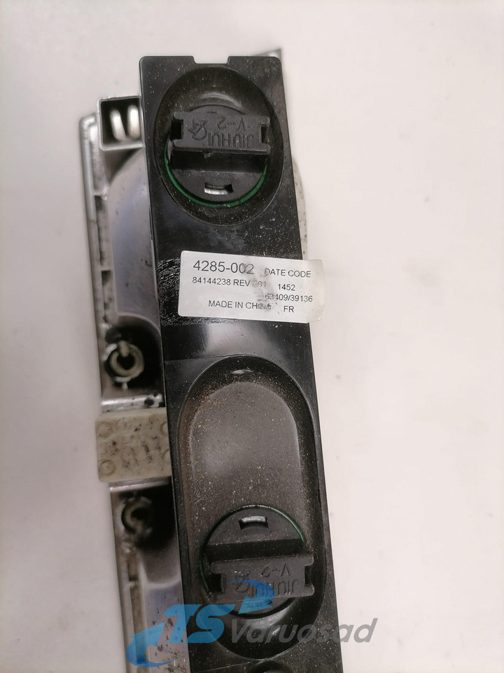 Volvo Salongi valgusti 84144238 - Univerzális alkatrész - Teherautó: 3 kép. Volvo Salongi valgusti 84144238 - Univerzális alkatrész - Teherautó: 3 kép.