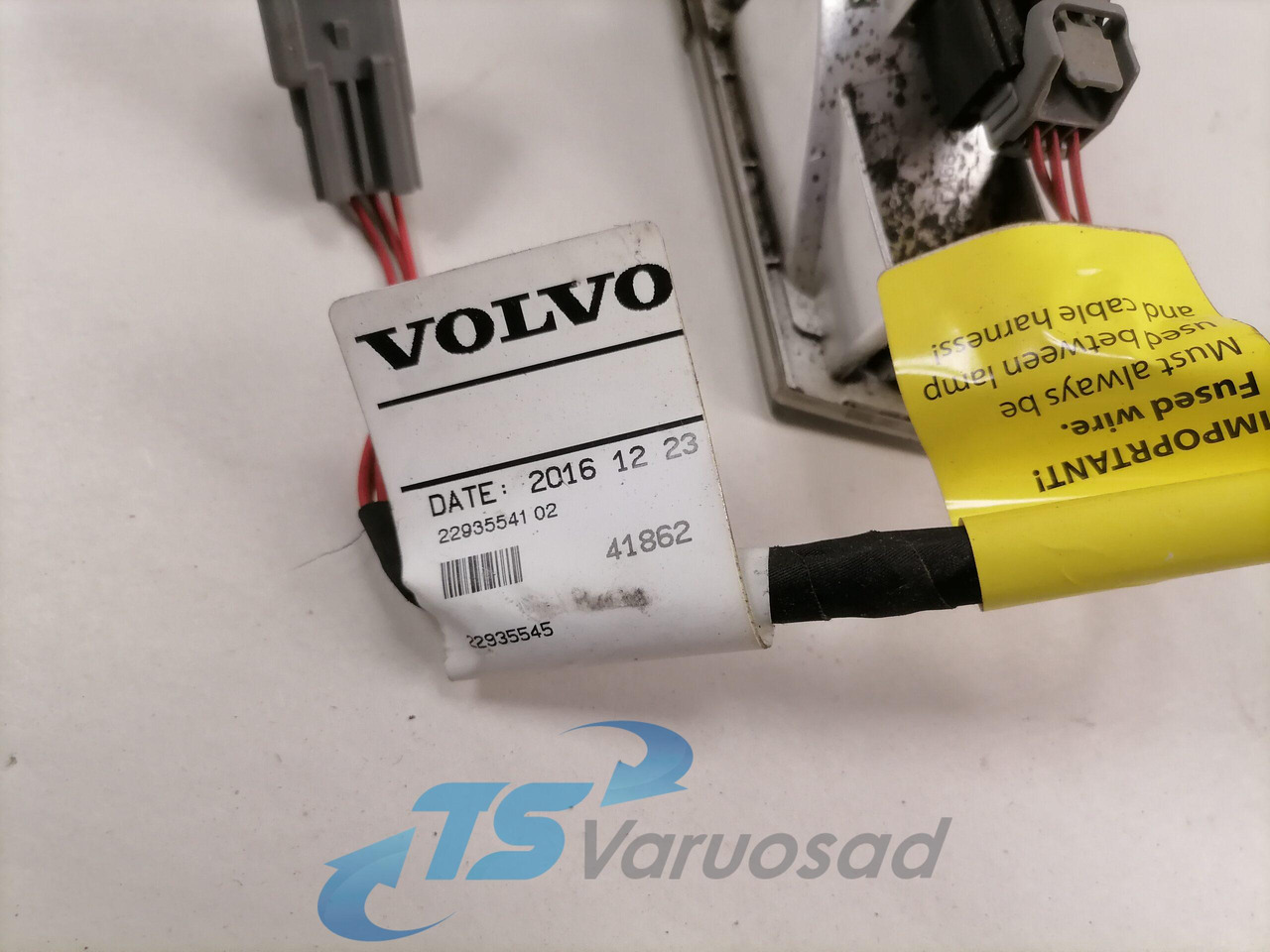Volvo Salongi valgusti 84144238 - Univerzális alkatrész - Teherautó: 2 kép. Volvo Salongi valgusti 84144238 - Univerzális alkatrész - Teherautó: 2 kép.