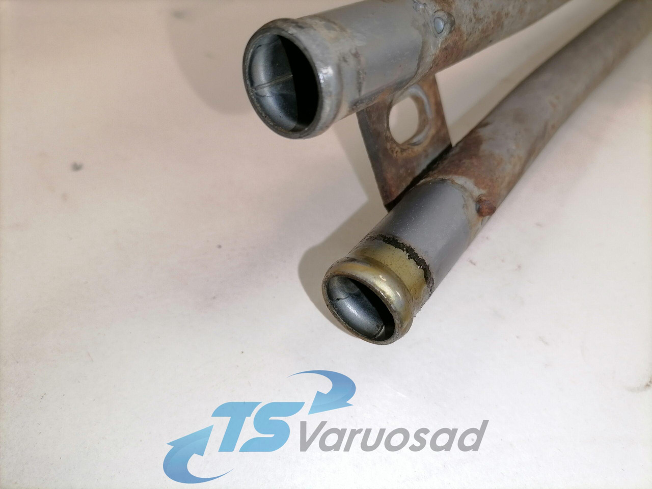 Volvo Salongisoojendus torud 21913681 - Fűtés/ Szellőzés gep - Teherautó: 2 kép. Volvo Salongisoojendus torud 21913681 - Fűtés/ Szellőzés gep - Teherautó: 2 kép.