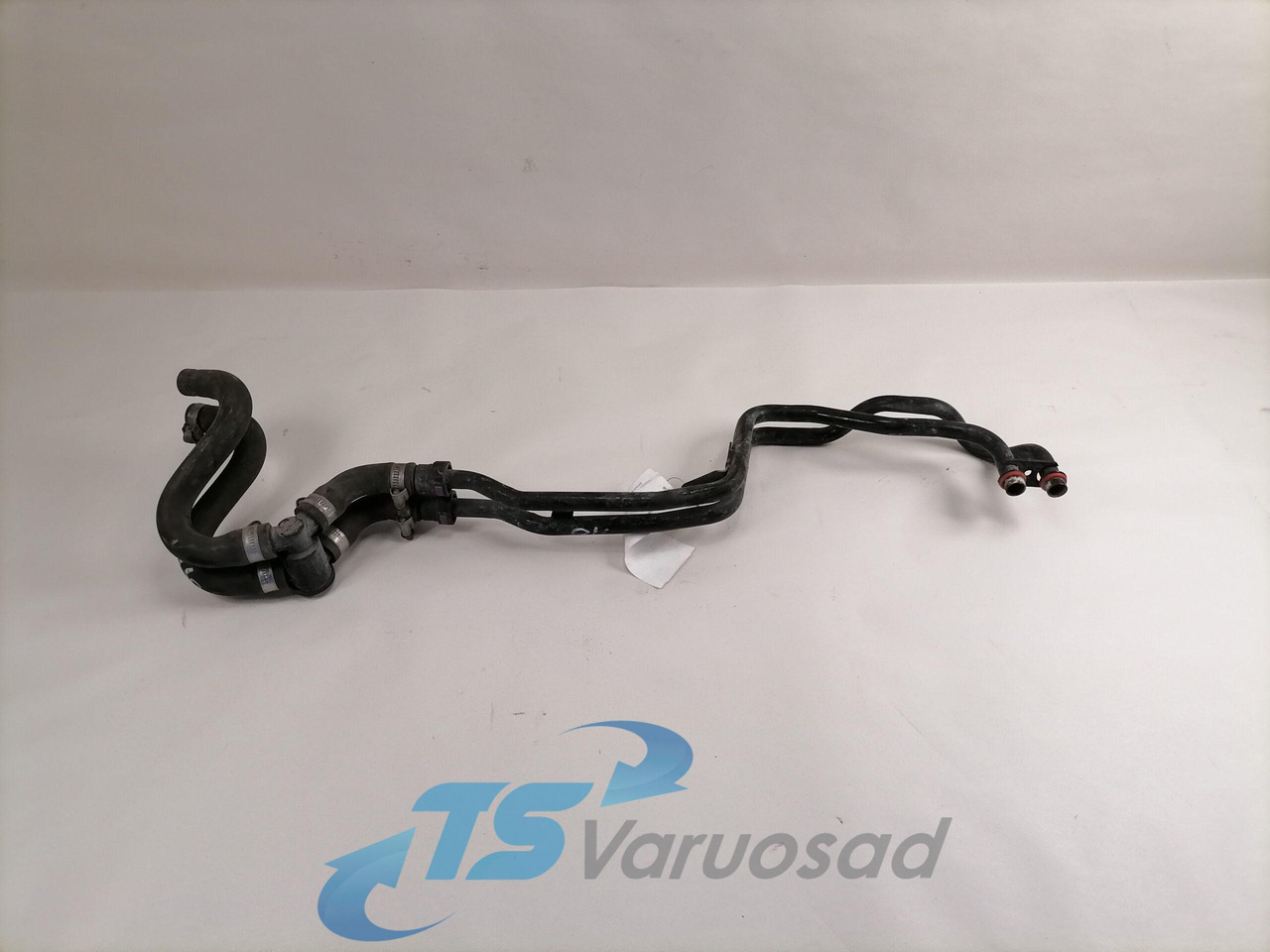 Volvo Salongisoojendus torud 82819703 - Fűtés/ Szellőzés gep - Teherautó: 1 kép. Volvo Salongisoojendus torud 82819703 - Fűtés/ Szellőzés gep - Teherautó: 1 kép.
