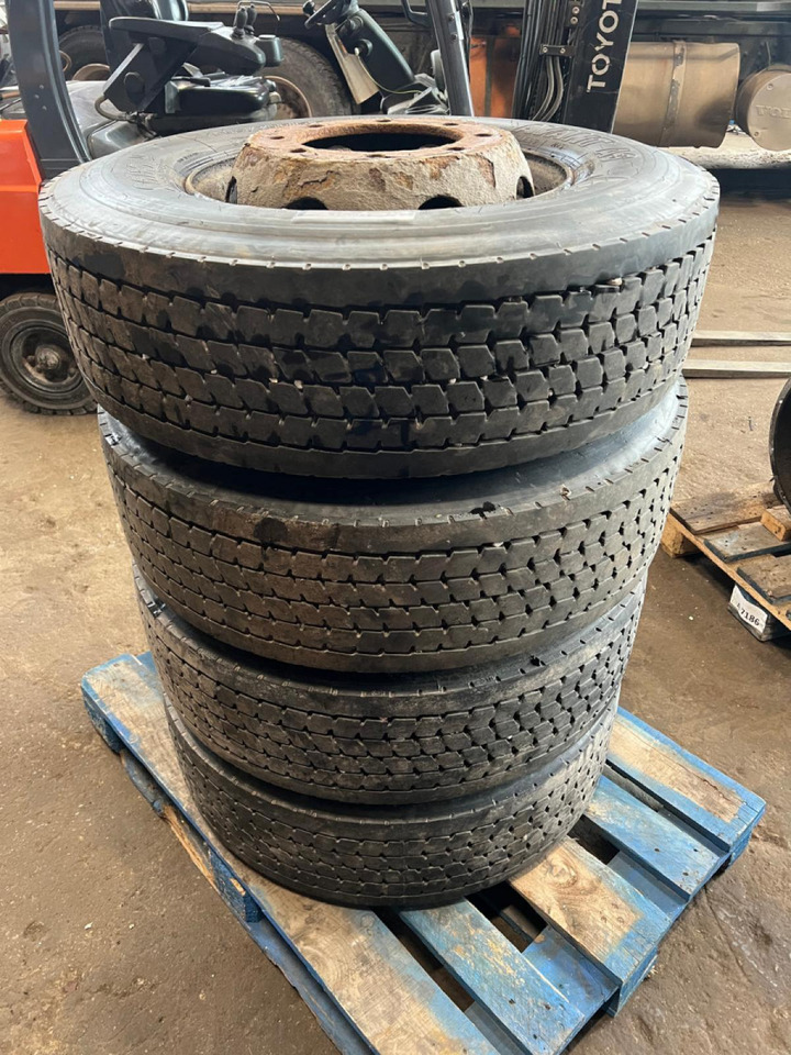 Volvo Sava avant A3 285/70R19.5 28570R195 - Gumiabroncsok és felnik - Teherautó: 2 kép. Volvo Sava avant A3 285/70R19.5 28570R195 - Gumiabroncsok és felnik - Teherautó: 2 kép.