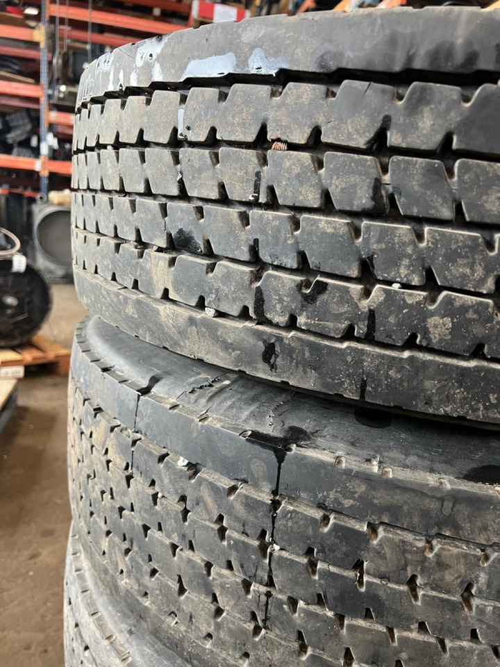Volvo Sava avant A3 285/70R19.5 28570R195 - Gumiabroncsok és felnik - Teherautó: 3 kép. Volvo Sava avant A3 285/70R19.5 28570R195 - Gumiabroncsok és felnik - Teherautó: 3 kép.