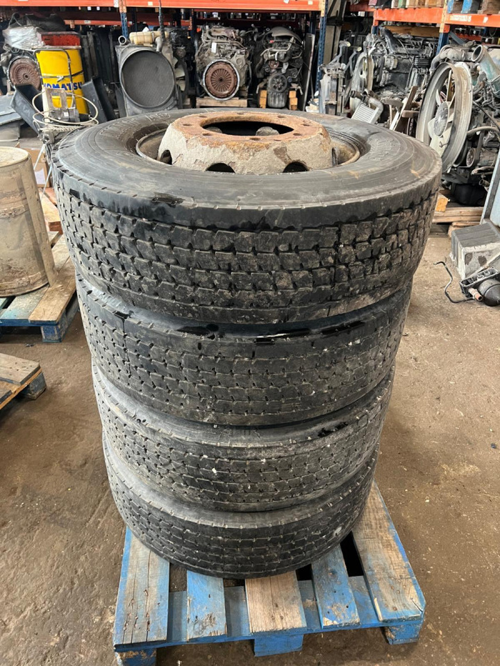 Volvo Sava avant A3 285/70R19.5 28570R195 - Gumiabroncsok és felnik - Teherautó: 1 kép. Volvo Sava avant A3 285/70R19.5 28570R195 - Gumiabroncsok és felnik - Teherautó: 1 kép.