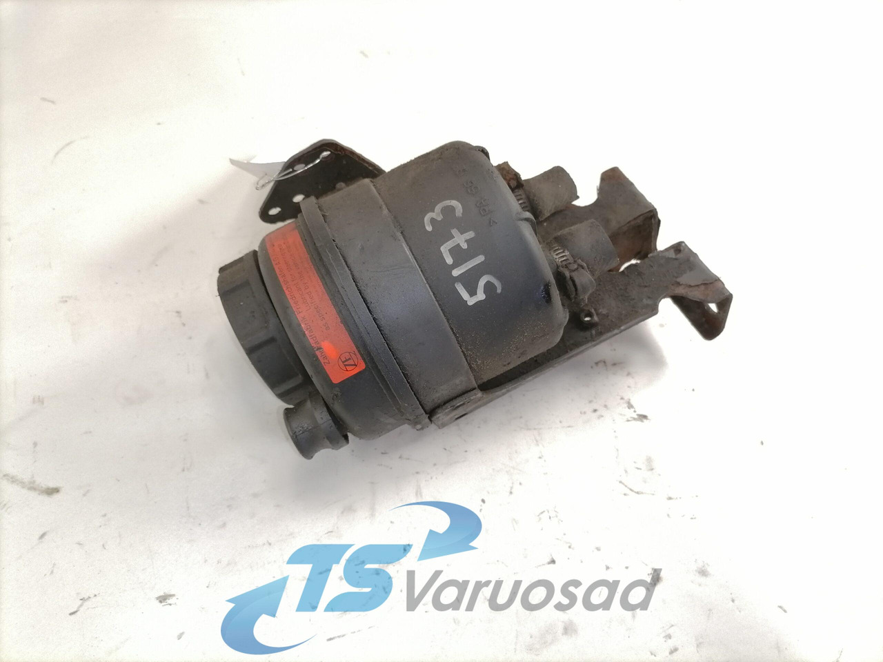 Volvo Steering oil tank+ bracket 1592945 - Szervócső - Teherautó: 1 kép. Volvo Steering oil tank+ bracket 1592945 - Szervócső - Teherautó: 1 kép.