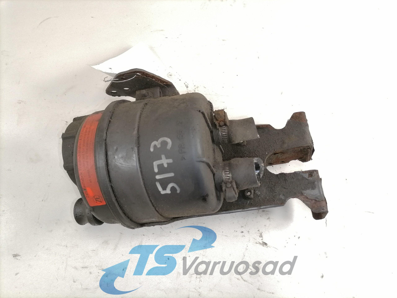 Volvo Steering oil tank+ bracket 1592945 - Szervócső - Teherautó: 3 kép. Volvo Steering oil tank+ bracket 1592945 - Szervócső - Teherautó: 3 kép.
