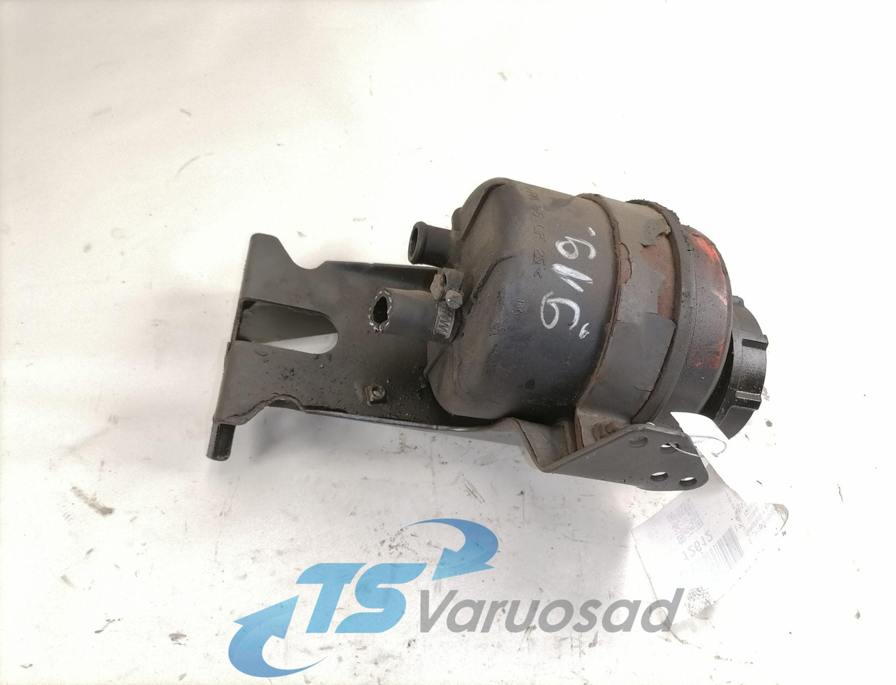 Volvo Steering oil tank+ bracket 1592945 - Szervócső - Teherautó: 1 kép. Volvo Steering oil tank+ bracket 1592945 - Szervócső - Teherautó: 1 kép.
