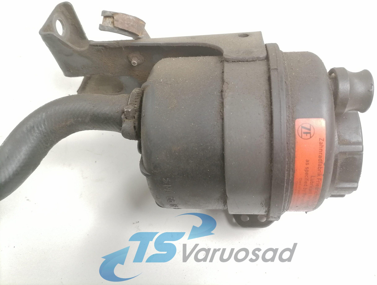 Volvo Steering oil tank+ bracket 20495075 - Szervócső - Teherautó: 5 kép. Volvo Steering oil tank+ bracket 20495075 - Szervócső - Teherautó: 5 kép.