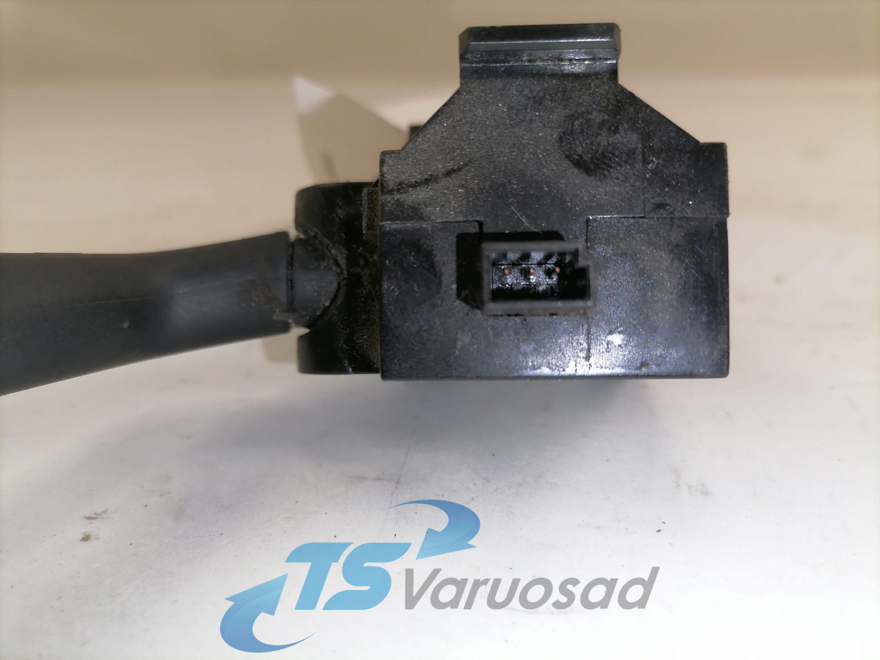 Volvo Switch, exhaust brake 7420864646 - Elektromos rendszer - Teherautó: 2 kép. Volvo Switch, exhaust brake 7420864646 - Elektromos rendszer - Teherautó: 2 kép.
