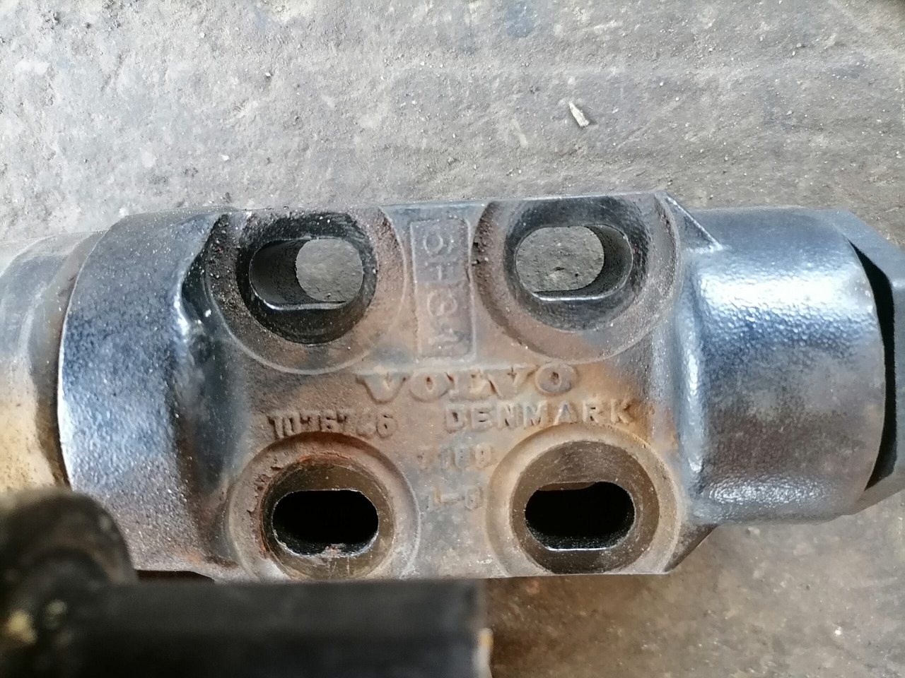 Volvo Volvo FH kabiini torsioonvarras 3198853 - Fülke felfüggesztés - Teherautó: 5 kép. Volvo Volvo FH kabiini torsioonvarras 3198853 - Fülke felfüggesztés - Teherautó: 5 kép.