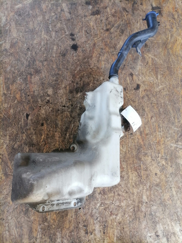 Volvo Windscreen washer fluid tank 84092259 - Ablaktörlő - Teherautó: 2 kép. Volvo Windscreen washer fluid tank 84092259 - Ablaktörlő - Teherautó: 2 kép.