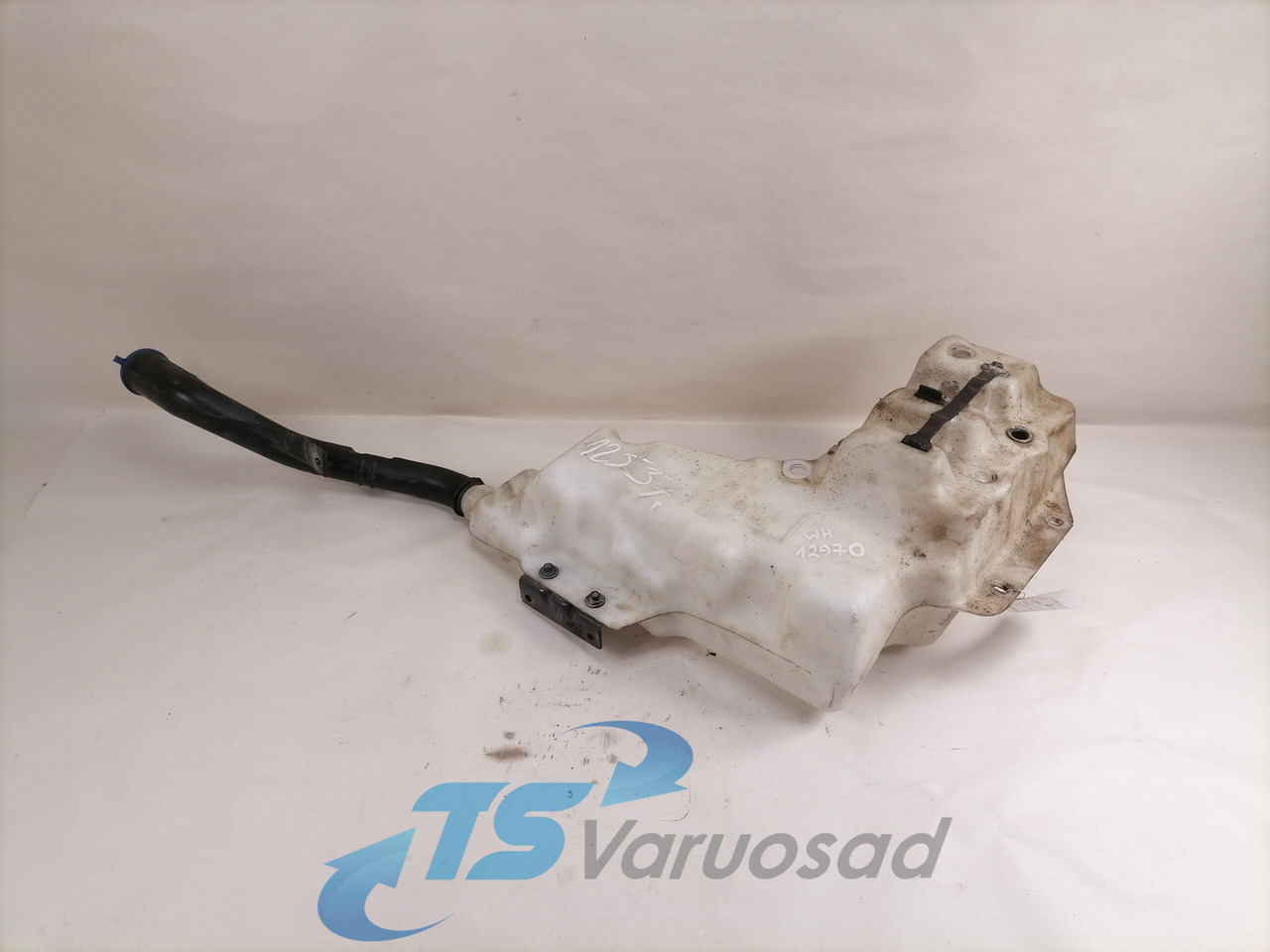Volvo Windscreen washer fluid tank 84092259 - Ablaktörlő - Teherautó: 1 kép. Volvo Windscreen washer fluid tank 84092259 - Ablaktörlő - Teherautó: 1 kép.