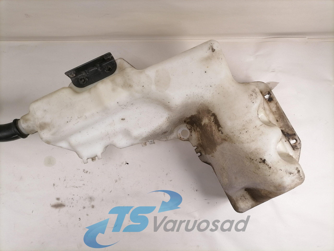 Volvo Windscreen washer fluid tank 84092259 - Ablaktörlő - Teherautó: 5 kép. Volvo Windscreen washer fluid tank 84092259 - Ablaktörlő - Teherautó: 5 kép.
