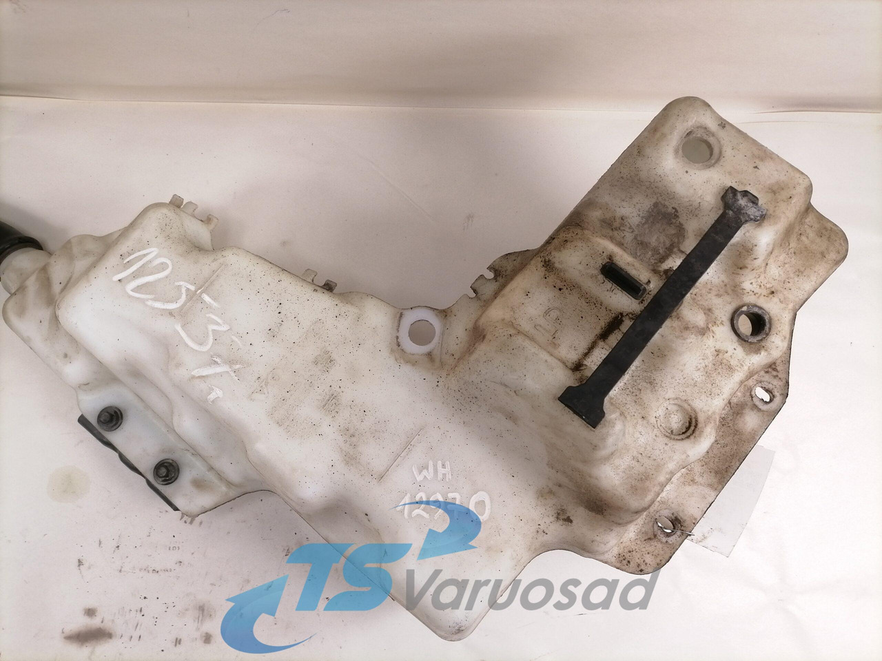 Volvo Windscreen washer fluid tank 84092259 - Ablaktörlő - Teherautó: 2 kép. Volvo Windscreen washer fluid tank 84092259 - Ablaktörlő - Teherautó: 2 kép.