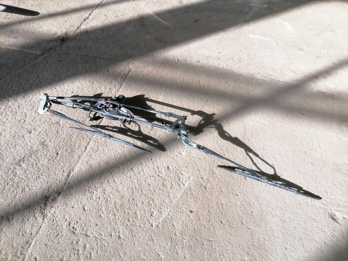 Volvo Wiper frame 688044 - Ablaktörlő - Teherautó: 2 kép. Volvo Wiper frame 688044 - Ablaktörlő - Teherautó: 2 kép.