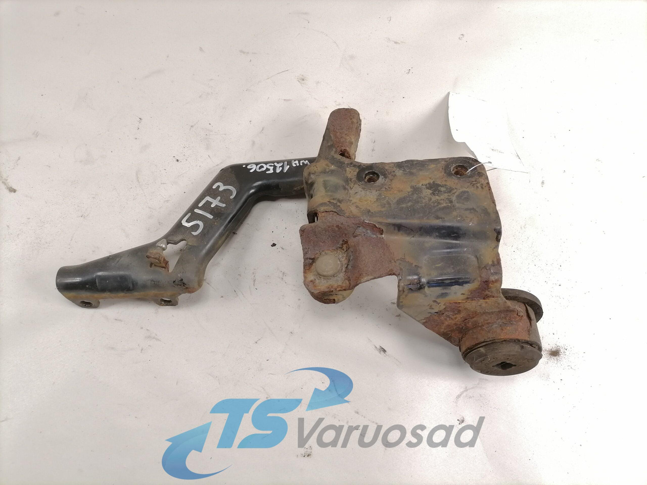 Volvo lower grille carrier hinge 20545094 - Rács - Teherautó: 2 kép. Volvo lower grille carrier hinge 20545094 - Rács - Teherautó: 2 kép.