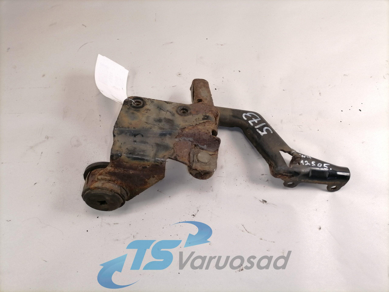 Volvo lower grille carrier hinge 20545095 - Rács - Teherautó: 2 kép. Volvo lower grille carrier hinge 20545095 - Rács - Teherautó: 2 kép.