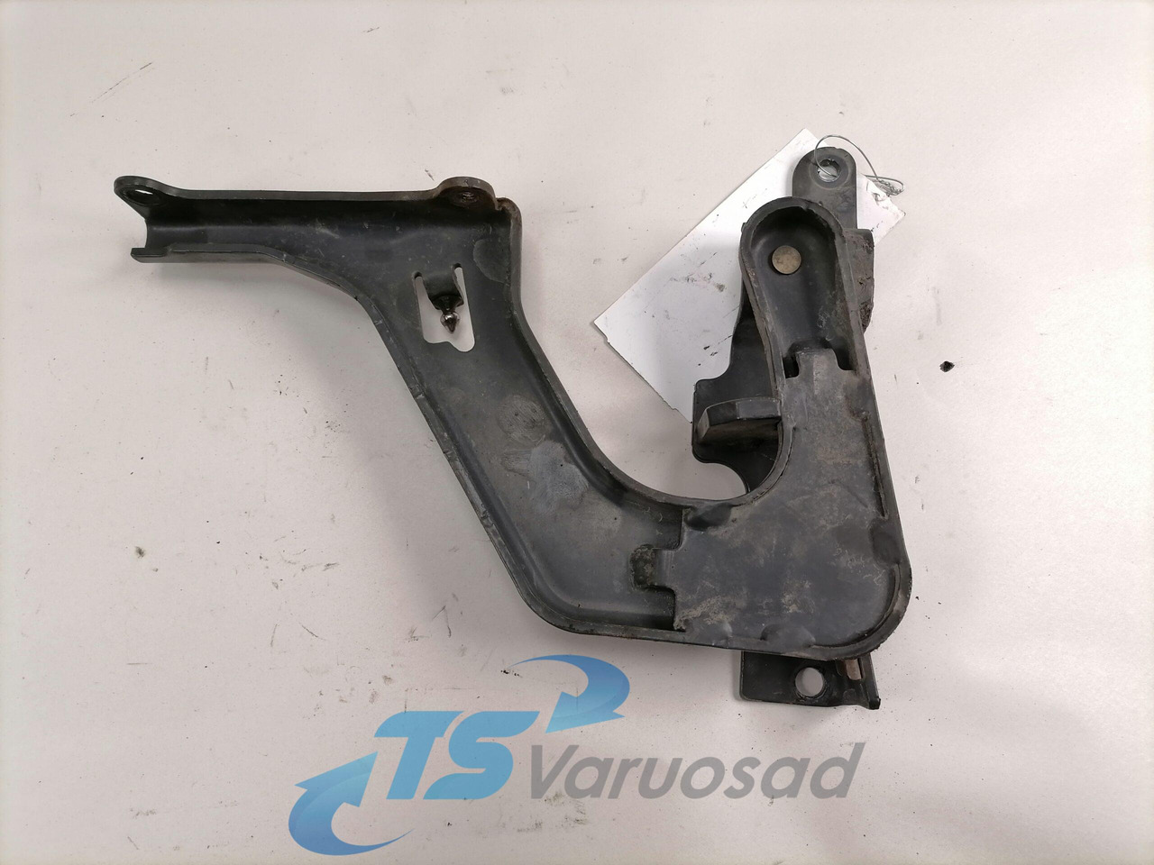 Volvo lower grille carrier hinge 84104142 - Rács - Teherautó: 2 kép. Volvo lower grille carrier hinge 84104142 - Rács - Teherautó: 2 kép.