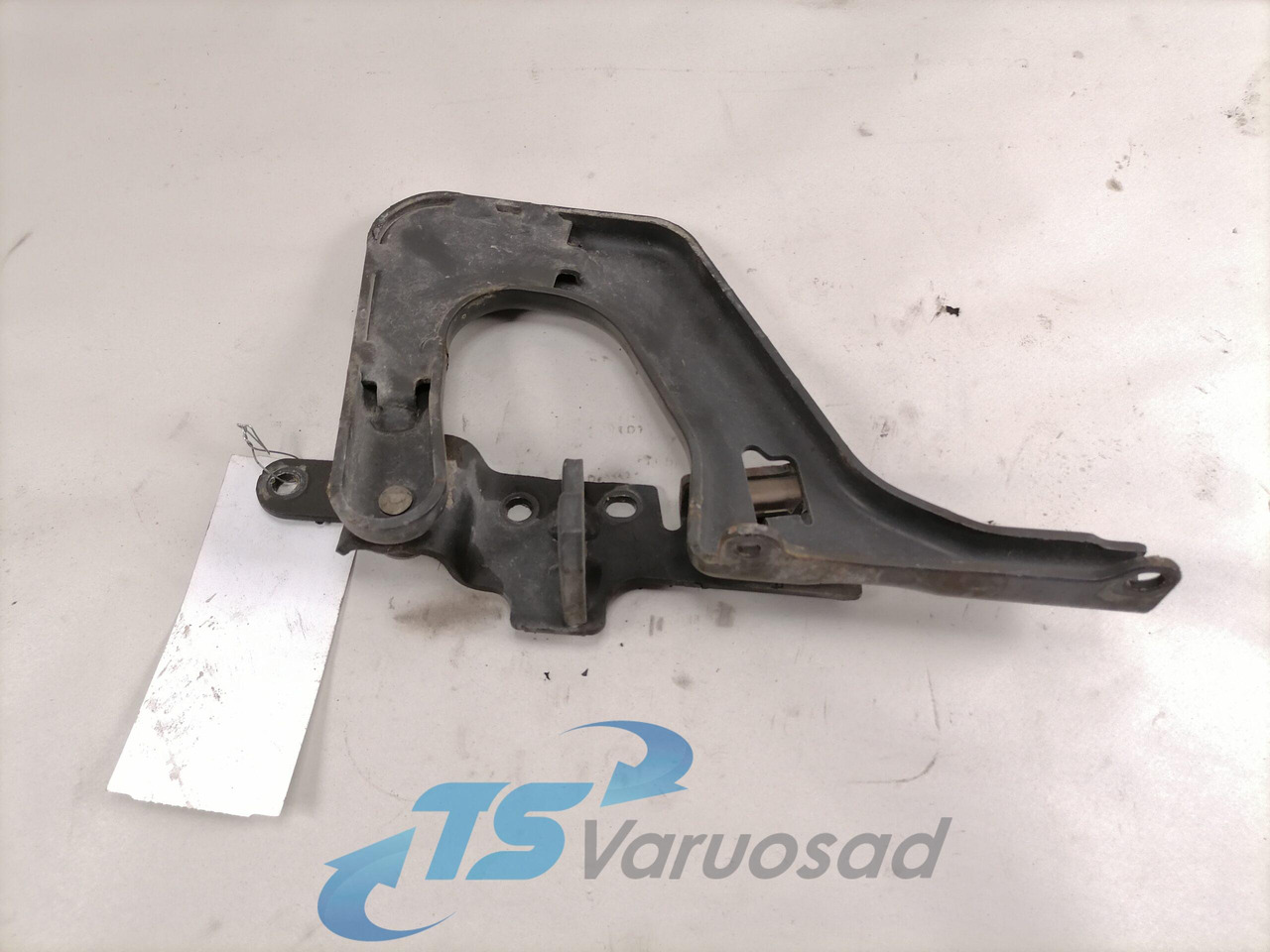 Volvo lower grille carrier hinge 84104142 - Rács - Teherautó: 2 kép. Volvo lower grille carrier hinge 84104142 - Rács - Teherautó: 2 kép.