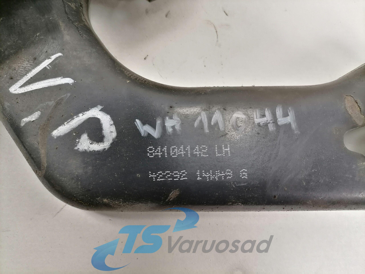 Volvo lower grille carrier hinge 84104142 - Rács - Teherautó: 3 kép. Volvo lower grille carrier hinge 84104142 - Rács - Teherautó: 3 kép.