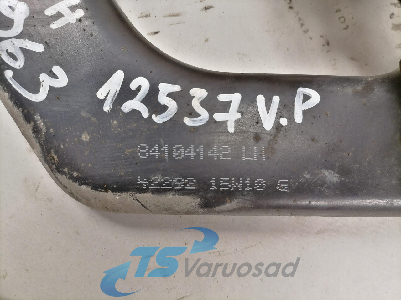 Volvo lower grille carrier hinge 84104142 - Rács - Teherautó: 3 kép. Volvo lower grille carrier hinge 84104142 - Rács - Teherautó: 3 kép.