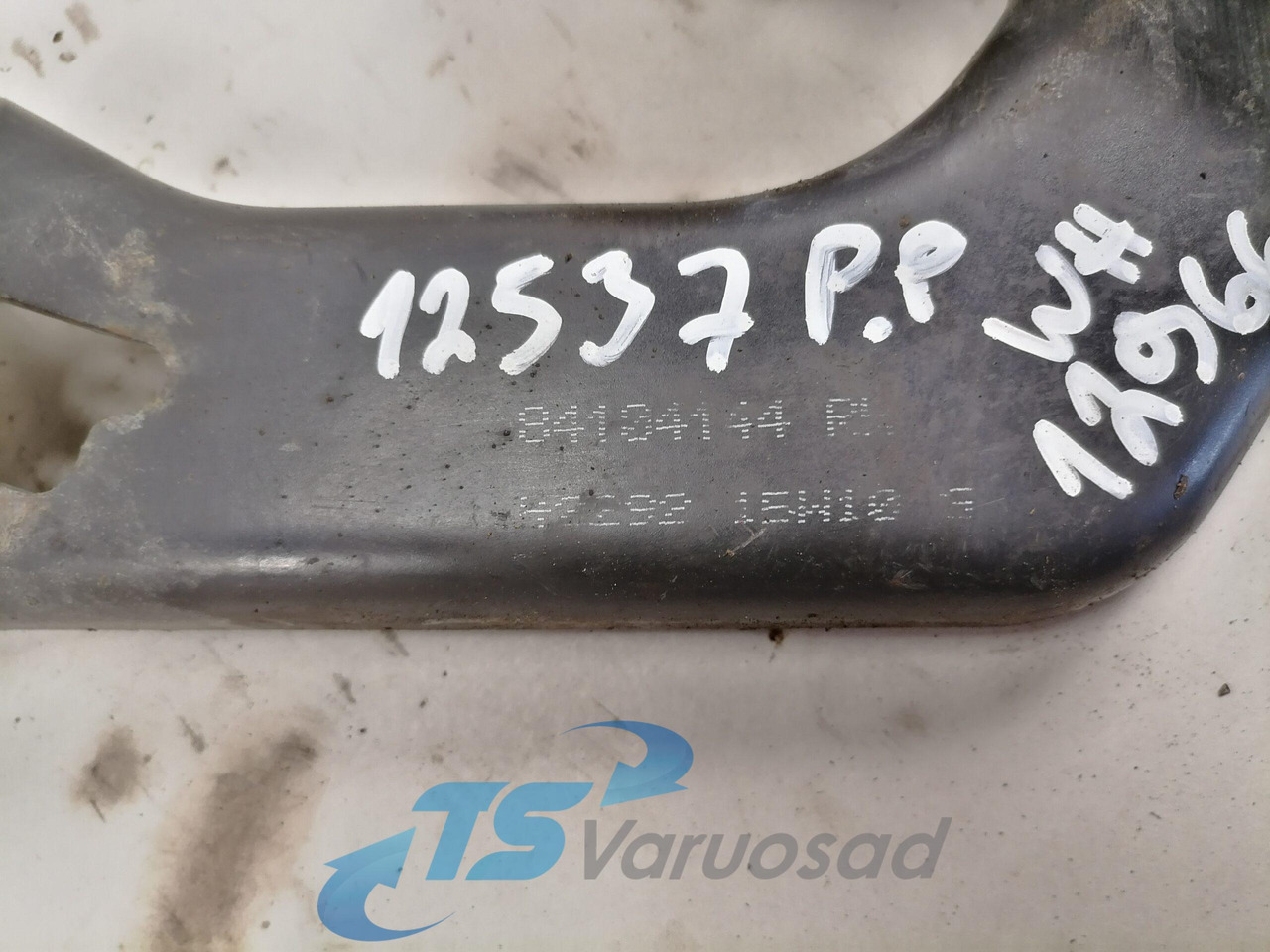 Volvo lower grille carrier hinge 84104144 - Rács - Teherautó: 3 kép. Volvo lower grille carrier hinge 84104144 - Rács - Teherautó: 3 kép.