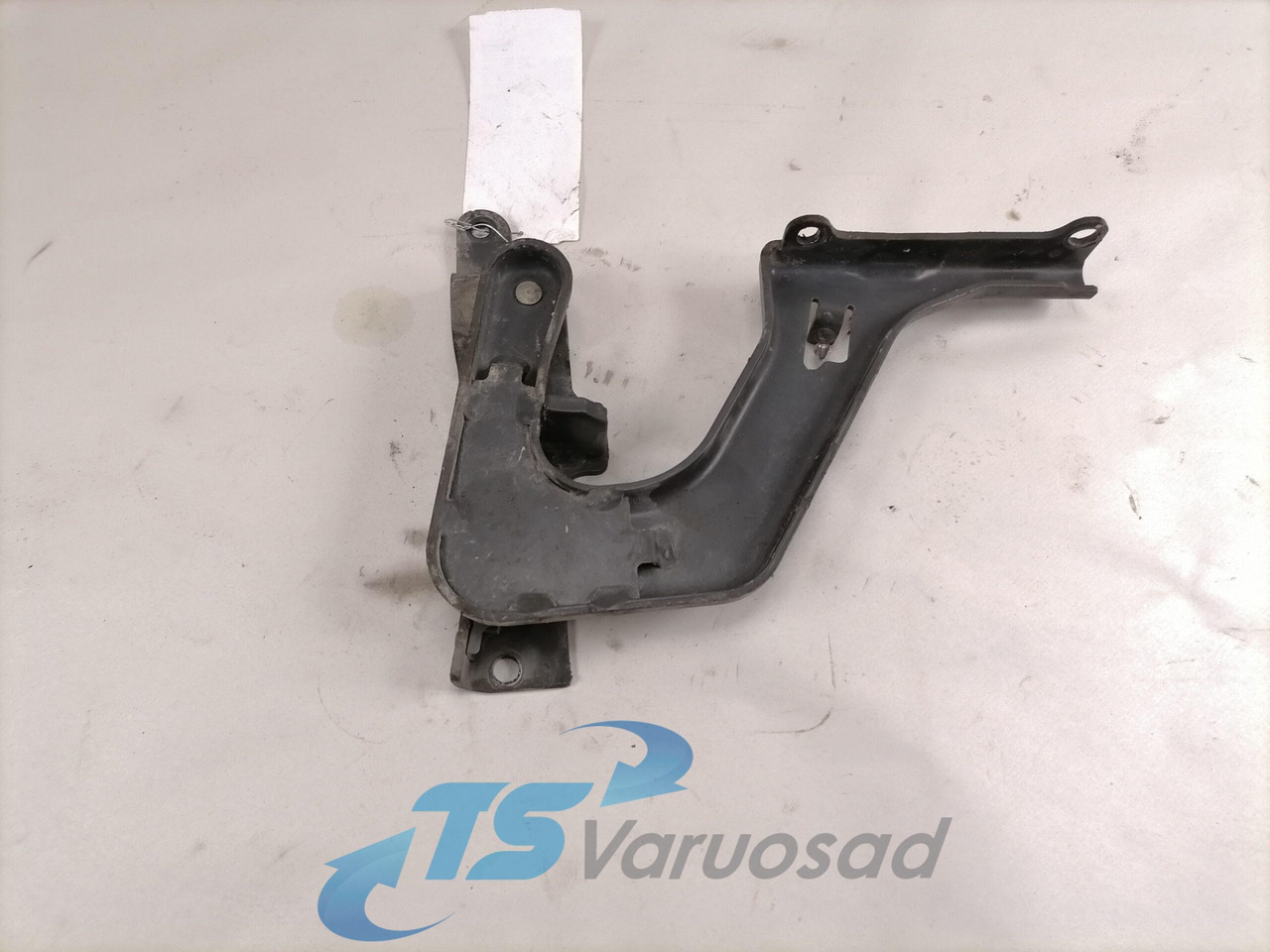 Volvo lower grille carrier hinge 84104144 - Rács - Teherautó: 2 kép. Volvo lower grille carrier hinge 84104144 - Rács - Teherautó: 2 kép.