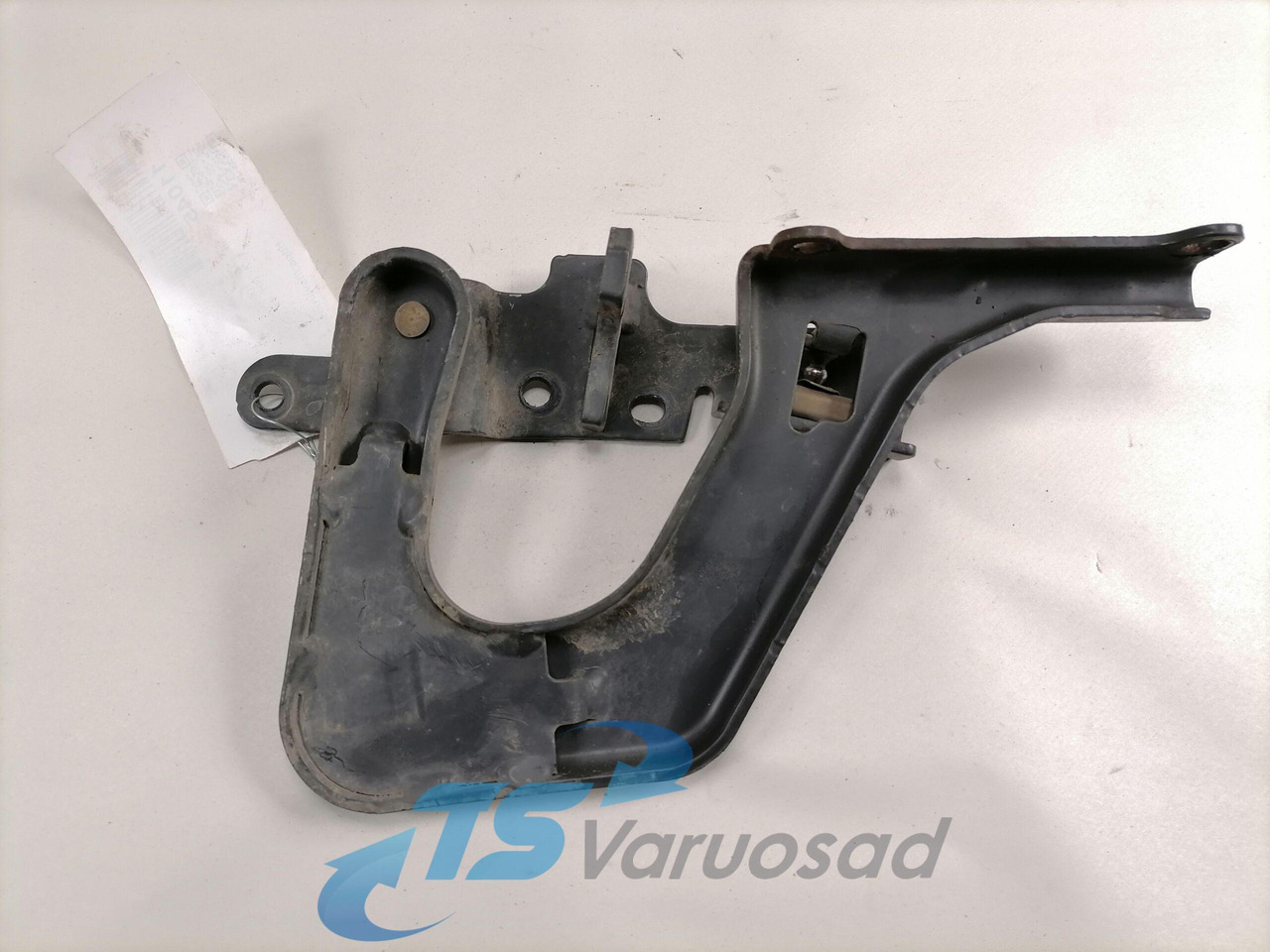 Volvo lower grille carrier hinge 84104144 - Rács - Teherautó: 2 kép. Volvo lower grille carrier hinge 84104144 - Rács - Teherautó: 2 kép.