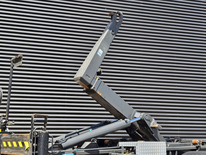 Mercedes-Benz AXOR 1823 4X4 / FASSI CRANE + HOOKLIFT / SPRING SUSPENSION - Horgos rakodó teherautó, Darus autó: 4 kép. Mercedes-Benz AXOR 1823 4X4 / FASSI CRANE + HOOKLIFT / SPRING SUSPENSION - Horgos rakodó teherautó, Darus autó: 4 kép.