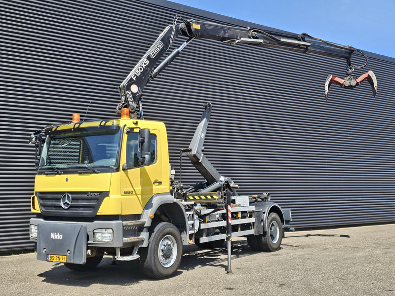 Mercedes-Benz AXOR 1823 4X4 / FASSI CRANE + HOOKLIFT / SPRING SUSPENSION - Horgos rakodó teherautó, Darus autó: 1 kép. Mercedes-Benz AXOR 1823 4X4 / FASSI CRANE + HOOKLIFT / SPRING SUSPENSION - Horgos rakodó teherautó, Darus autó: 1 kép.