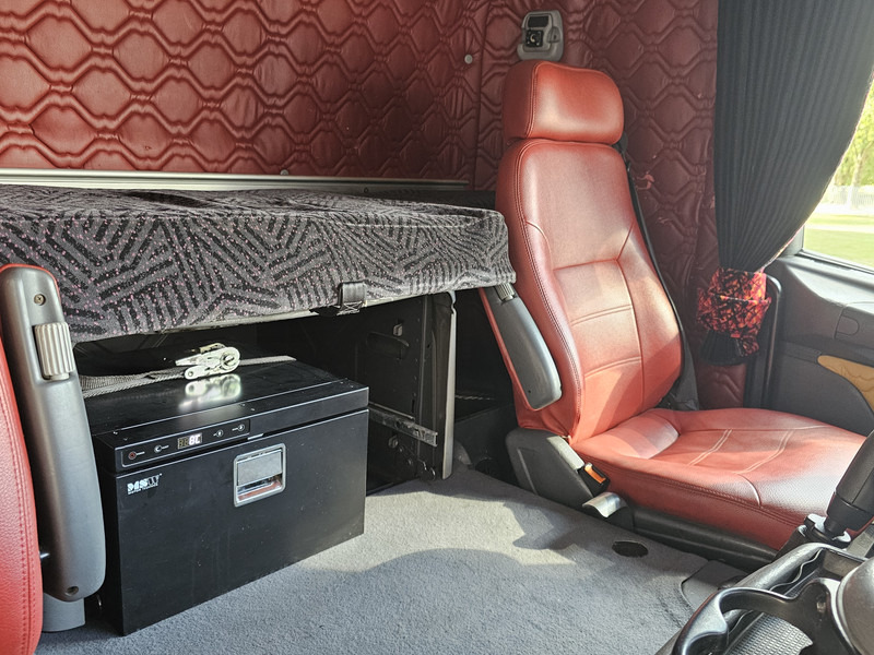 Nyergesvontató Scania R164.580 V8 / MANUAL / RETARDER / TOPLINE: 19 kép. Nyergesvontató Scania R164.580 V8 / MANUAL / RETARDER / TOPLINE: 19 kép.