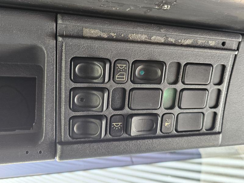 Nyergesvontató Scania R164.580 V8 / MANUAL / RETARDER / TOPLINE: 16 kép. Nyergesvontató Scania R164.580 V8 / MANUAL / RETARDER / TOPLINE: 16 kép.