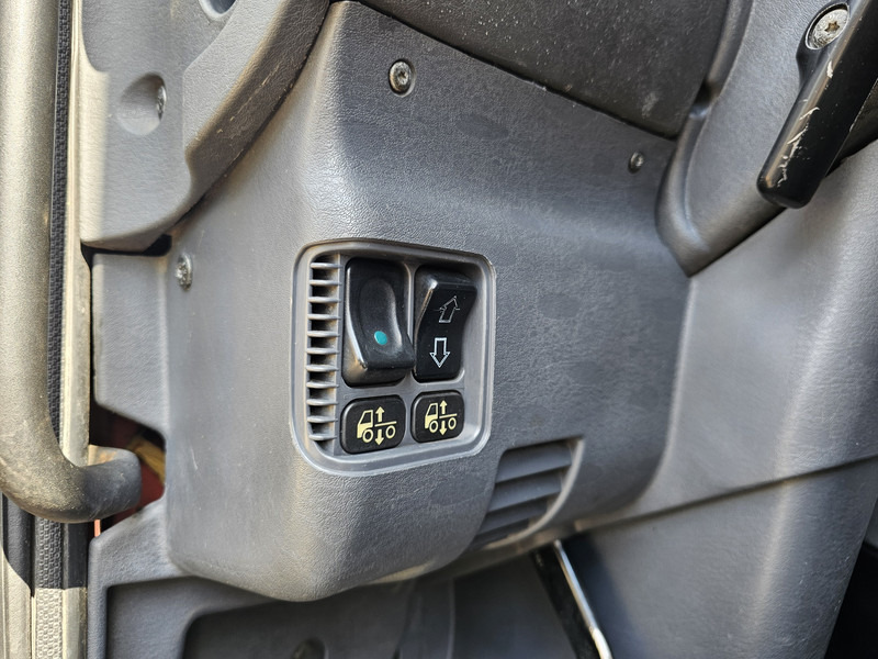 Nyergesvontató Scania R164.580 V8 / MANUAL / RETARDER / TOPLINE: 10 kép. Nyergesvontató Scania R164.580 V8 / MANUAL / RETARDER / TOPLINE: 10 kép.