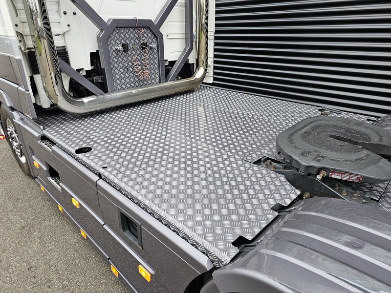 Nyergesvontató Volvo FH400 4X2 / SHOWTRUCK / SPECIAL / EXHAUST VALVE: 10 kép.