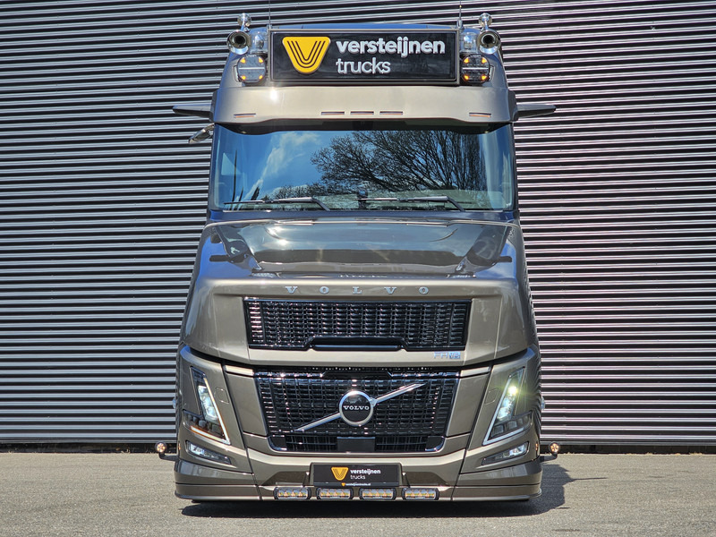 Volvo VT5 AERO 780 XXL / 6x2 TORPEDO / BOOGIE / SPECIAL / SHOW - Nyergesvontató: 3 kép. Volvo VT5 AERO 780 XXL / 6x2 TORPEDO / BOOGIE / SPECIAL / SHOW - Nyergesvontató: 3 kép.
