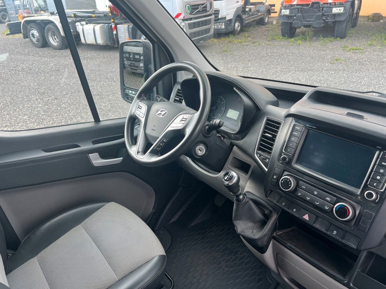 Hyundai H350 Kasten Kasten L3H2 Profi Kurz / Hoch - Furgon: 5 kép. Hyundai H350 Kasten Kasten L3H2 Profi Kurz / Hoch - Furgon: 5 kép.