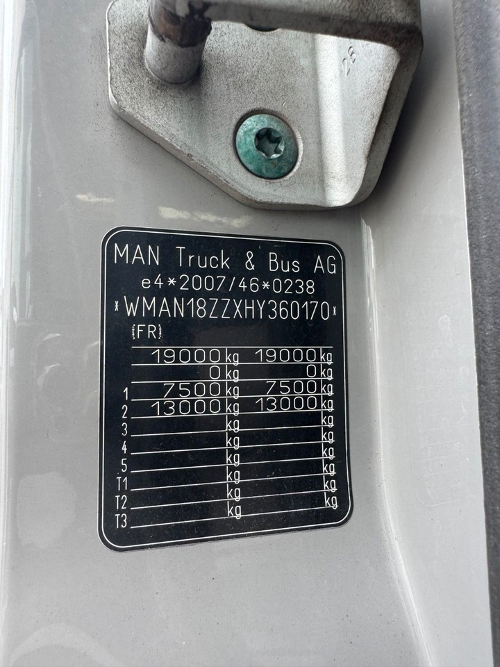 MAN 18.290 4X2 Koffer / Plane Top Zustand 8,30 Meter - Dobozos felépítményű teherautó: 2 kép. MAN 18.290 4X2 Koffer / Plane Top Zustand 8,30 Meter - Dobozos felépítményű teherautó: 2 kép.