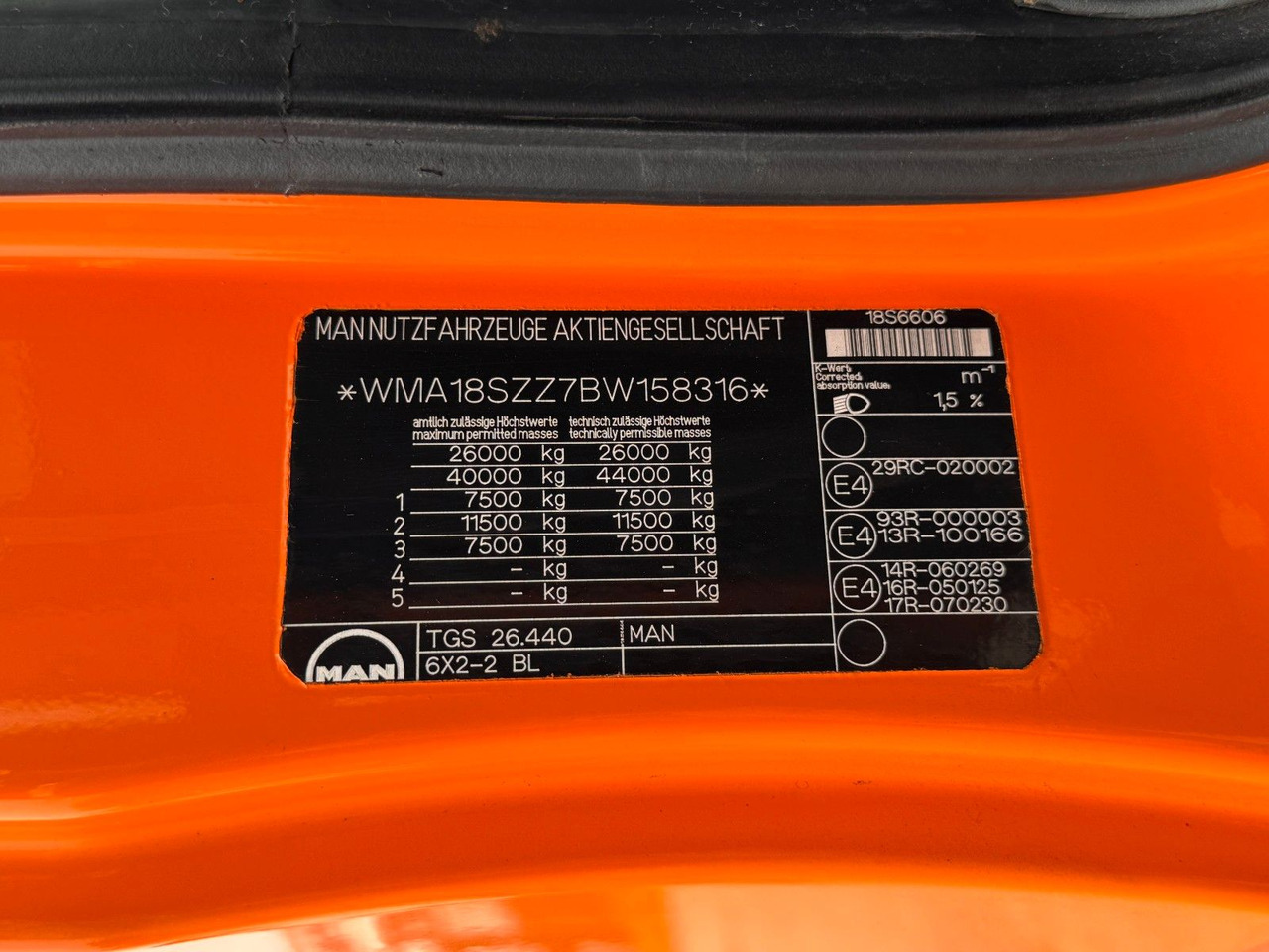 MAN 26.40 6X2 Multilift Abroller - Horgos rakodó teherautó: 4 kép. MAN 26.40 6X2 Multilift Abroller - Horgos rakodó teherautó: 4 kép.