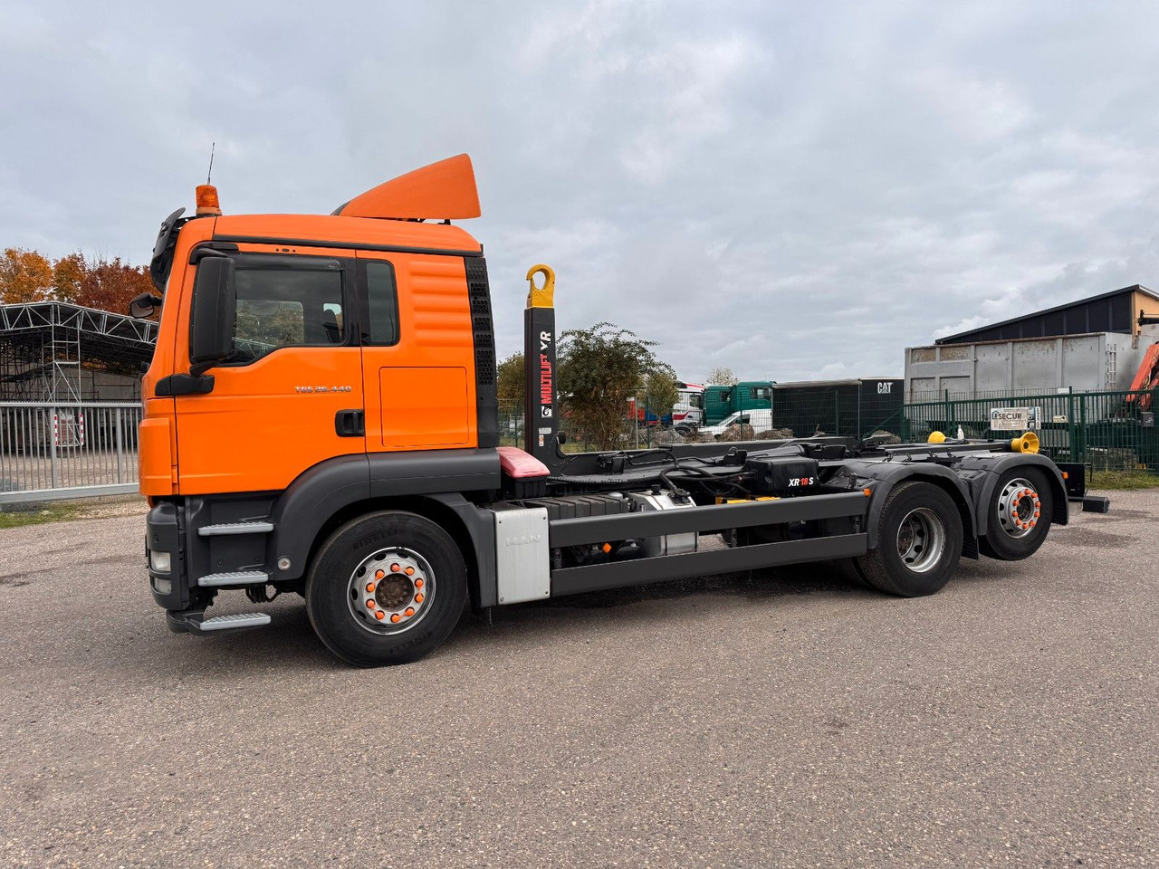 MAN 26.40 6X2 Multilift Abroller - Horgos rakodó teherautó: 1 kép. MAN 26.40 6X2 Multilift Abroller - Horgos rakodó teherautó: 1 kép.