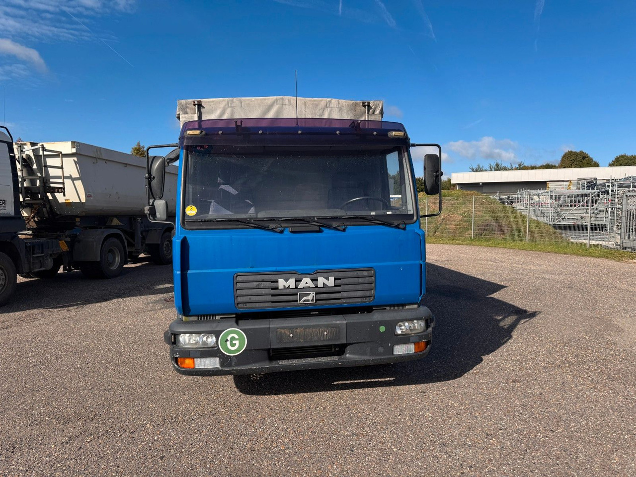 MAN 8.140 4X2 Pritsche Plane Original Km - Ponyvás kisteherautó: 5 kép. MAN 8.140 4X2 Pritsche Plane Original Km - Ponyvás kisteherautó: 5 kép.