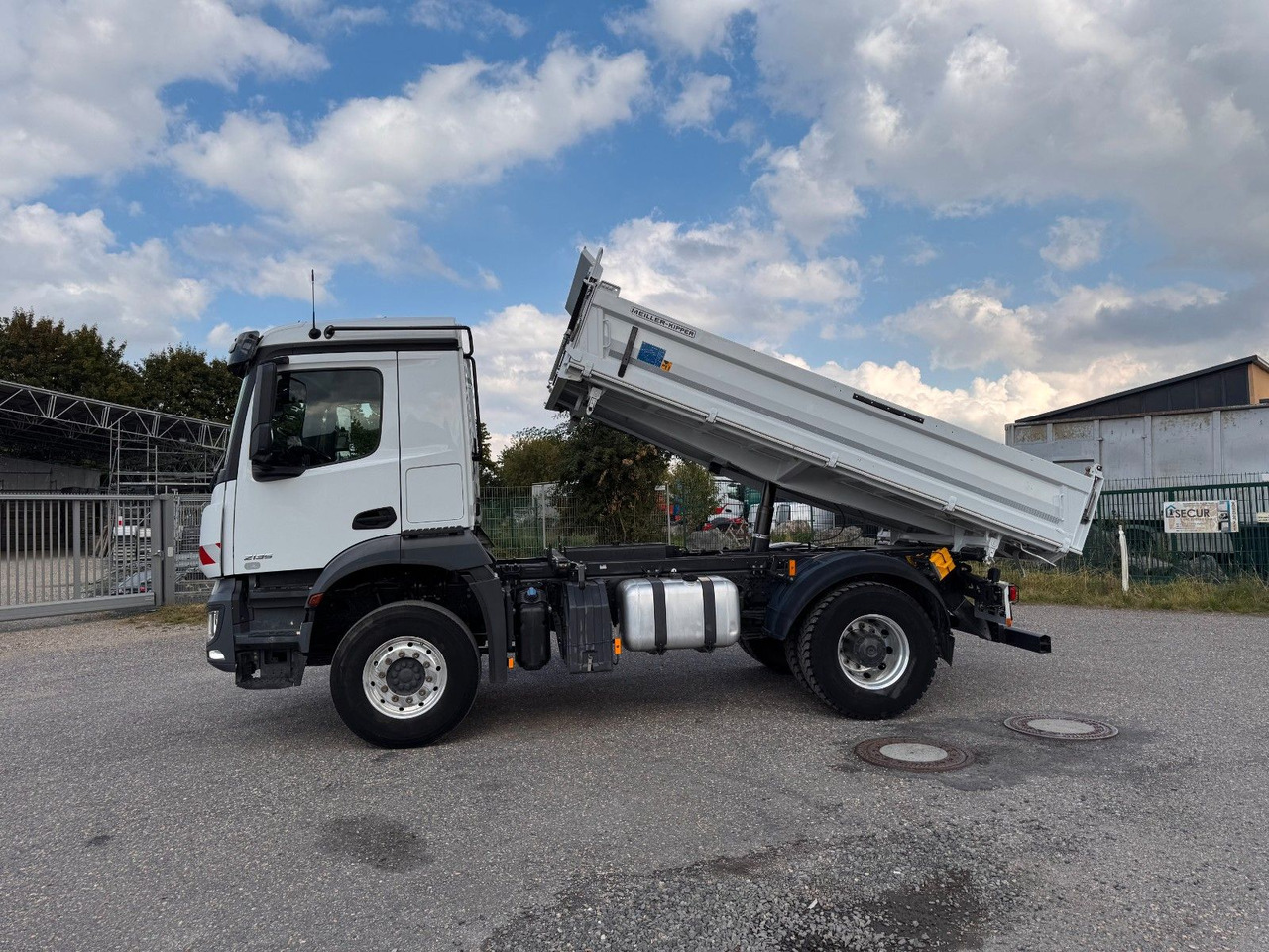 Mercedes-Benz 1835 2135 4X2 Meiller 3 S. Kipper Top Zustand - Billenőplatós teherautó: 1 kép. Mercedes-Benz 1835 2135 4X2 Meiller 3 S. Kipper Top Zustand - Billenőplatós teherautó: 1 kép.