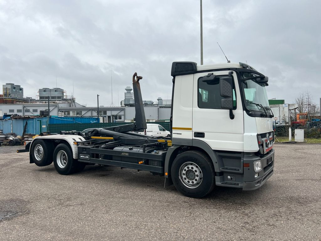 Mercedes-Benz 2541 6X2 Meiller Abroller - Horgos rakodó teherautó: 1 kép. Mercedes-Benz 2541 6X2 Meiller Abroller - Horgos rakodó teherautó: 1 kép.